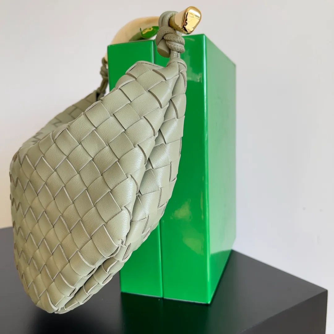 Batch 1760, ready for sale. Inspired by the 20th century modern sculptor Brancusi's work "Birds in the Sky". Muse brass handles, unique craftsmanship, make each handle unique, thus reflecting the precious sense of sculpture. Carrying Sardine in hand creates a high-end and modern look! The Sardine handbag uses Intrecciato weaving to highlight the heritage of the brand's craftsmanship. The handle design forms a strong contrast and presents an artistic design concept. The finishing of the Muse brass decorative layer is completed by multiple processes. The exquisite craftsmanship makes each handle unique. Style number: 7468 Size: 33*3*24
